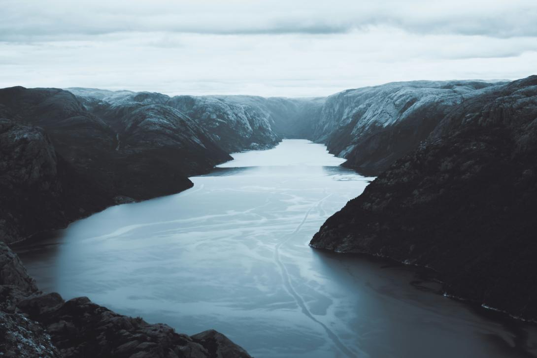 Utsikt over en fjord