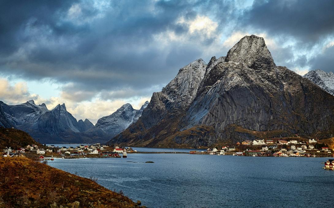 Norske fjell og en liten bygd